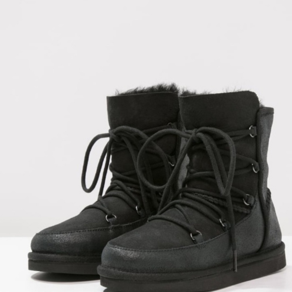 K eliss uggs new in the box kids 6 womens 8 black